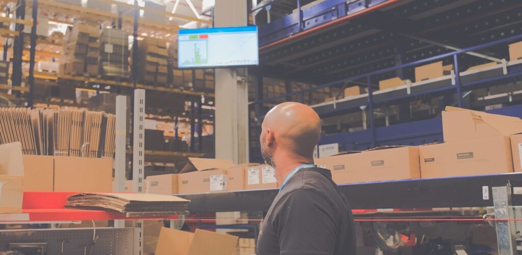 Real-time Power BI production dashboard on a Valotalive screen at a customer shop floor