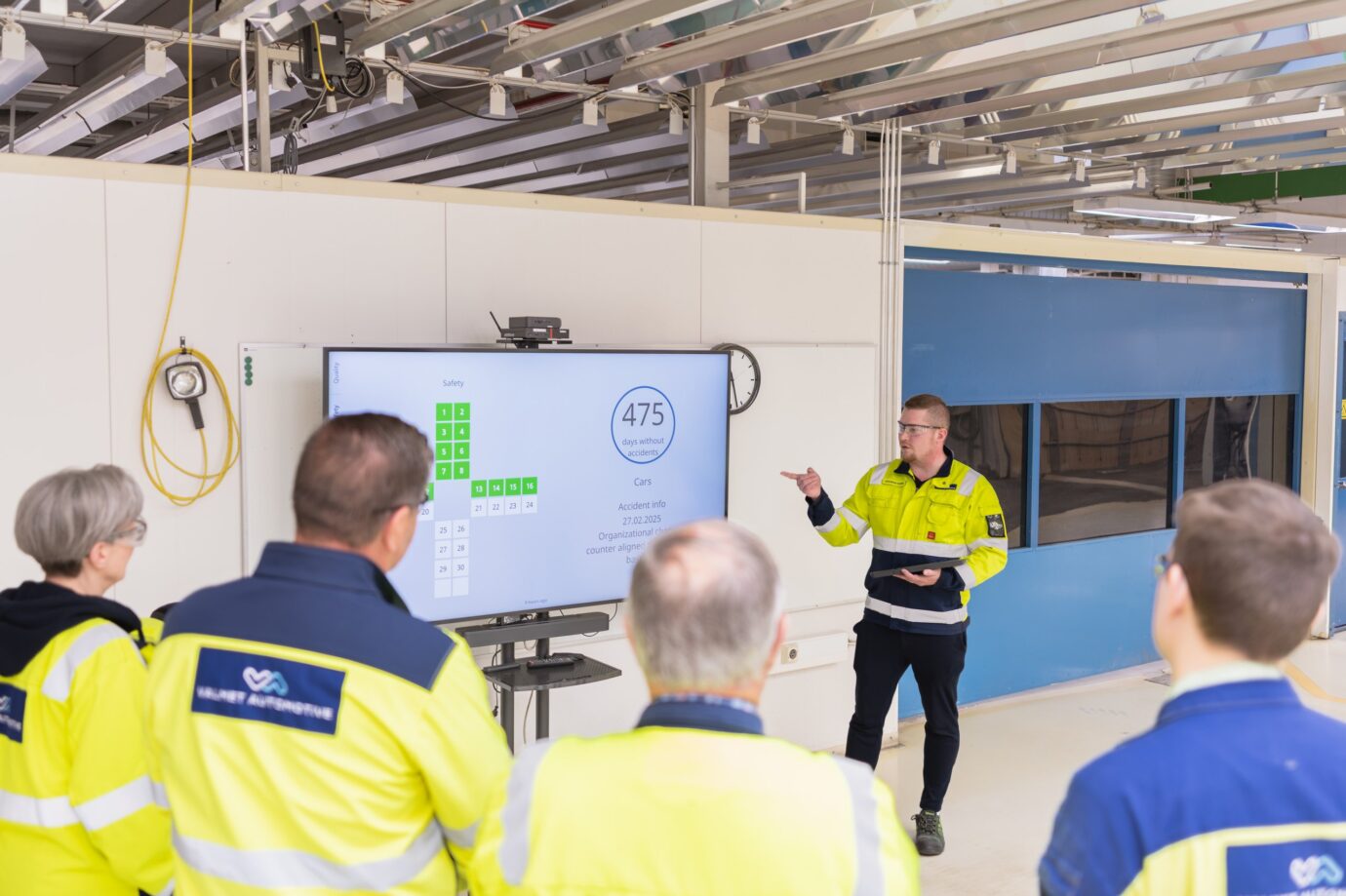 Valmet Automotive shop floor: team leader explains the KPI cross on the Digital Tier Board