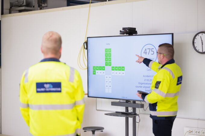Valmet Automotive shop floor: team leader pointing at the accident-free days counter on the Digital Tier Board