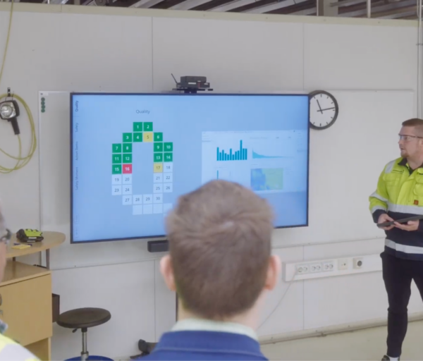 Valmet Automotive team at a Valotalive Digital Tier Board during a shop floor meeting